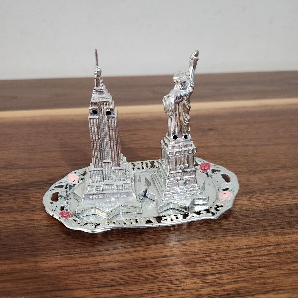 Vintage Metal New York City Statue of Liberty Empire State Salt & Pepper Shakers - Picture 2 of 11